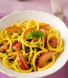 Spaghetti alla chitarra with pesto and red plums