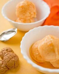 Gelato di pesca con Amaretti
