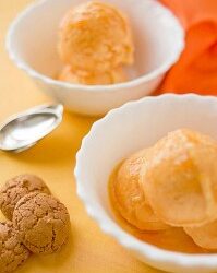 Peach ice cream with Amaretti