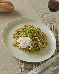 Long fusilli with courgettes and pistachios pesto