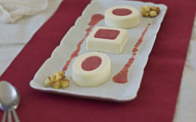 Rubinia: bavarese al cioccolato bianco con salsa di fragole