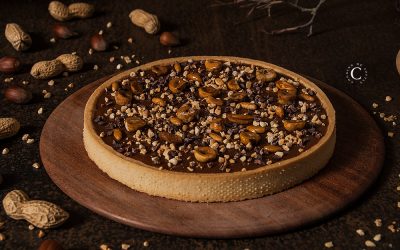 Caramel and dried fruits tart