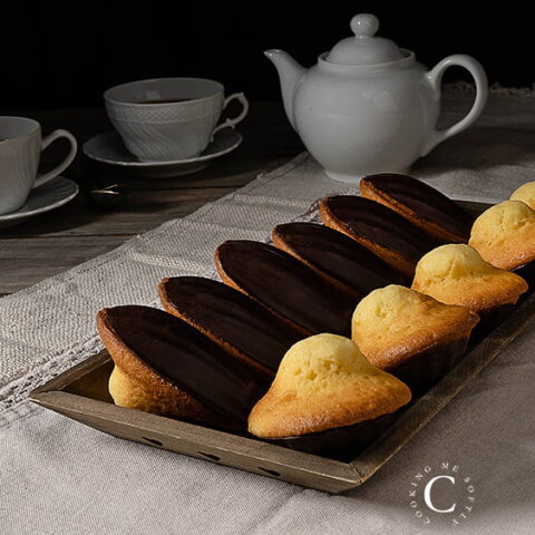 Madeleines al limone con guscio di cioccolato