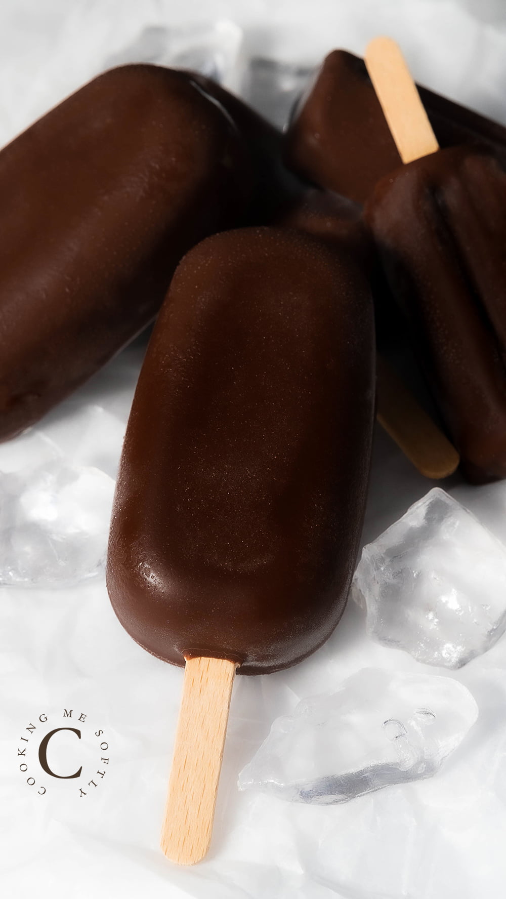 Gelato al fiordilatte con guscio di cioccolato 